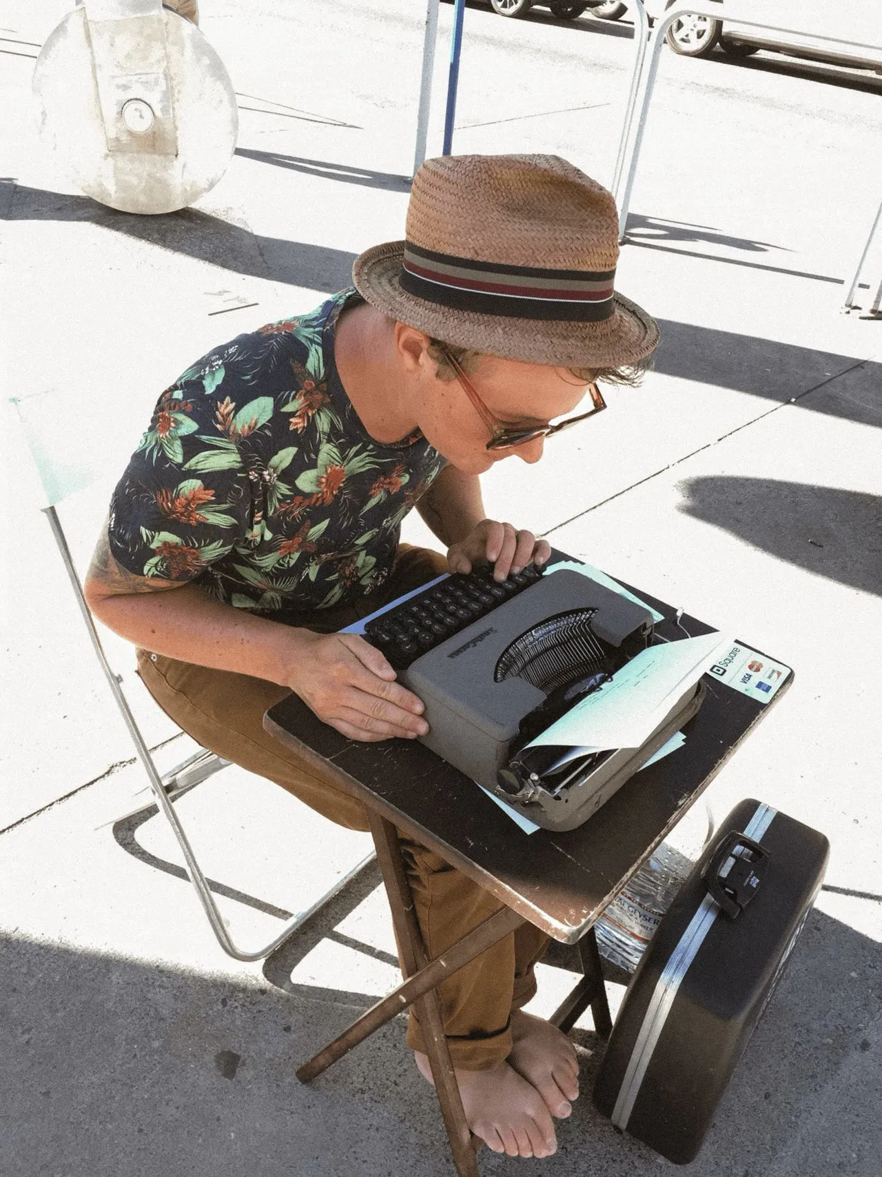 Live poet on a typewriter ⌘