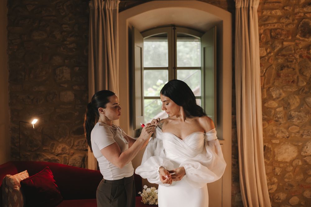 Nayla having her wedding makeup applied at Vocabolo Moscatelli in Umbria