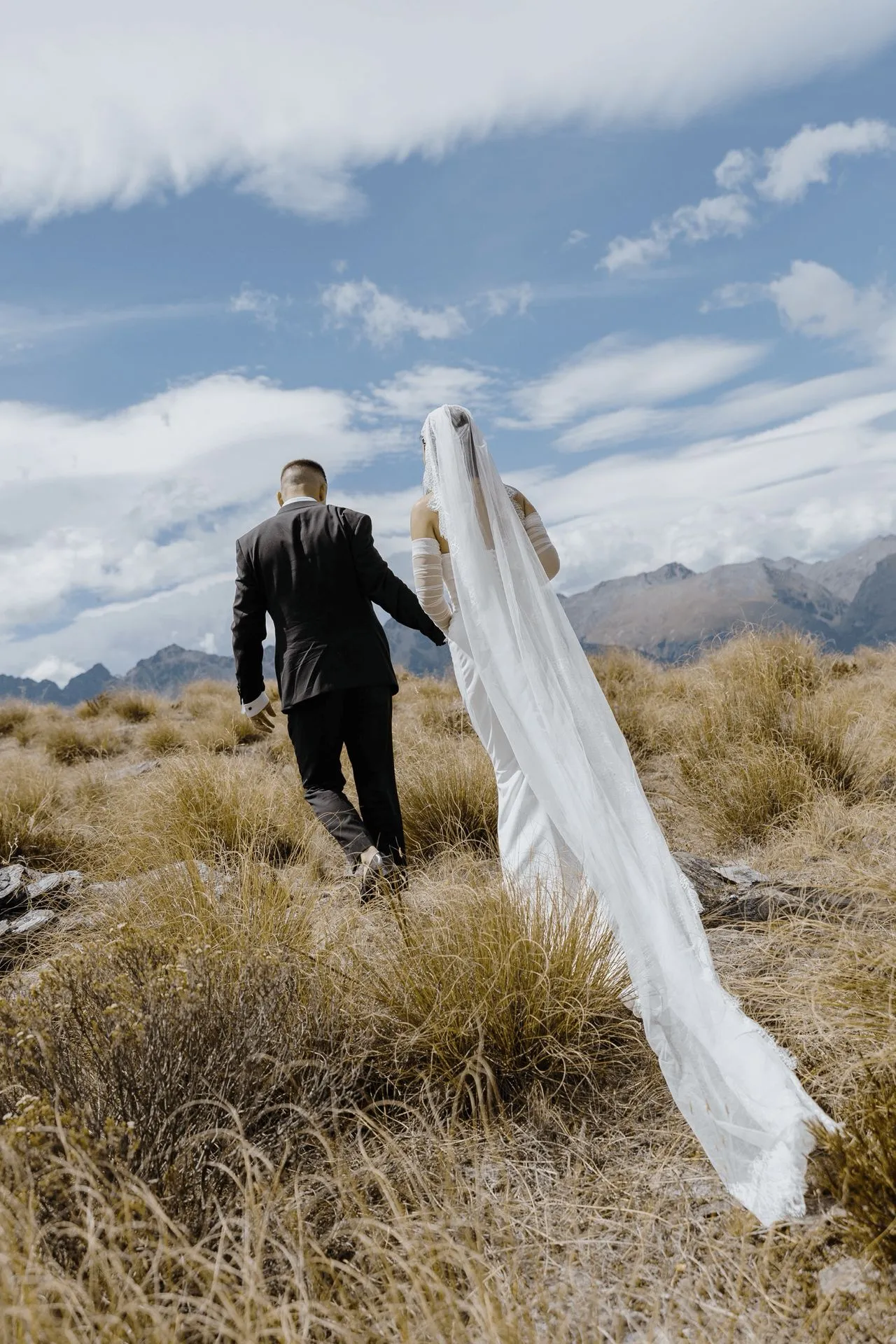 Eloping on a mountain in Queenstown in New Zealand. Photo by George Bowden with The Elopement Collective. ⌘